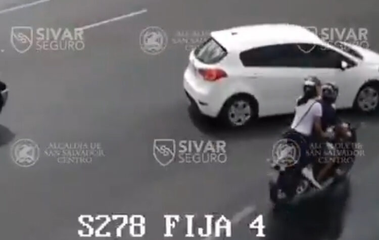 Cámaras captan imprudencia vial que puso en riesgo a motociclista
