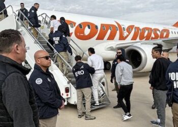 Estados Unidos retorna a su país a primeros migrantes venezolanos