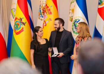 Presidente Bukele entrega reconocimiento póstumo a empresario Piero Coen Montealegre