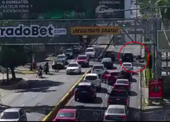 Motociclista impacta violentamente contra vehículo en San Salvador