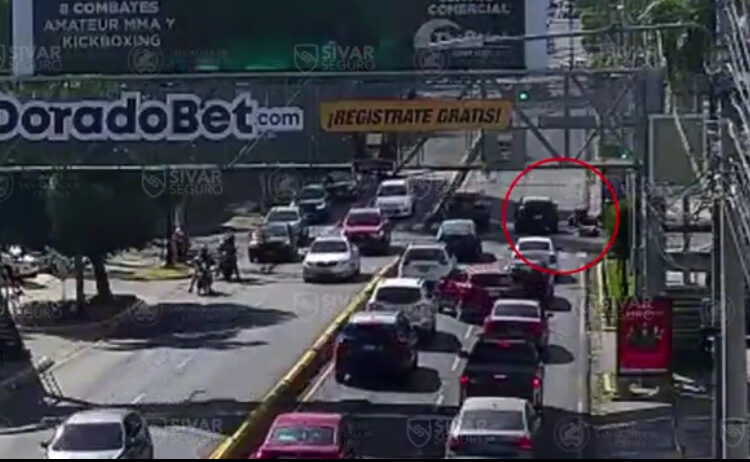 Motociclista impacta violentamente contra vehículo en San Salvador