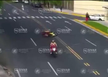 Motociclista se accidenta al perder el control en San Salvador