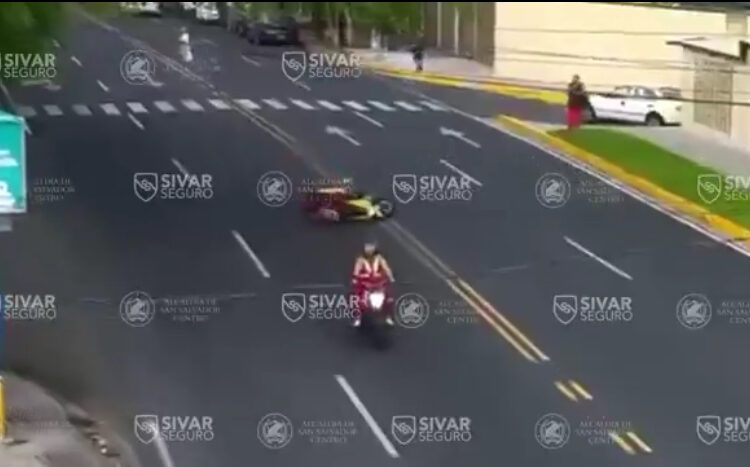 Motociclista se accidenta al perder el control en San Salvador