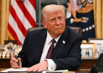 Donald Trump ordena eliminar beneficios federales a migrantes ilegales