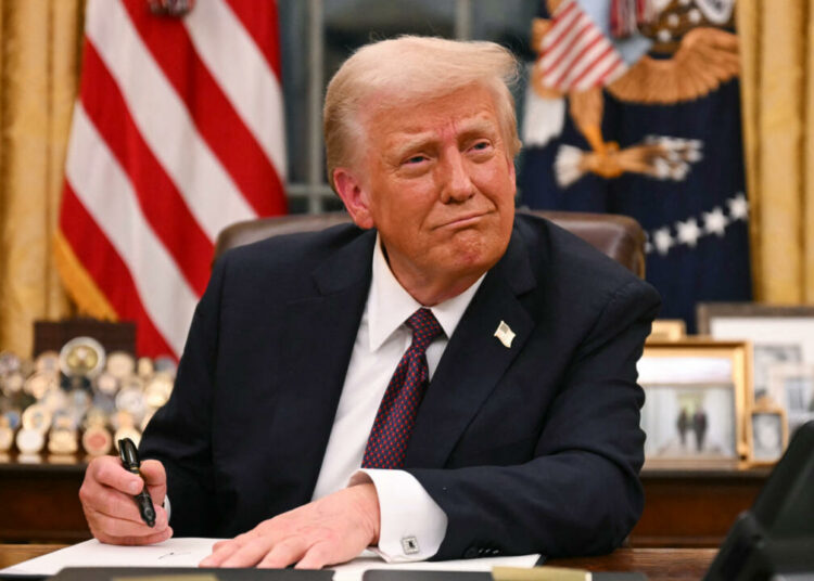 Donald Trump ordena eliminar beneficios federales a migrantes ilegales