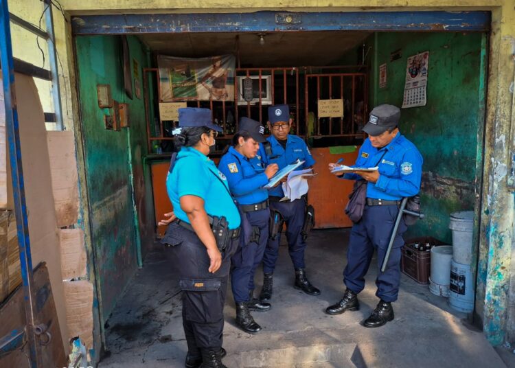 Clausuran salas de juegos y cantinas ilegales en el Centro Histórico de San Salvador