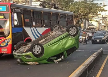 Vehículo se pasa el rojo y termina embestido por otro