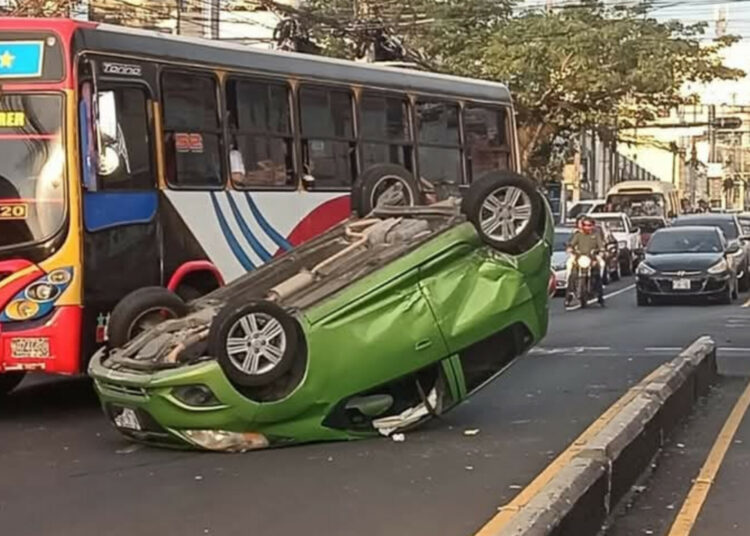 Vehículo se pasa el rojo y termina embestido por otro