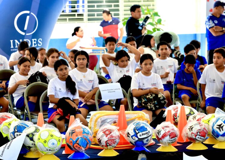 Academias del Programa LaLiga, Valores y Oportunidad en La Paz recibieron implementos deportivos