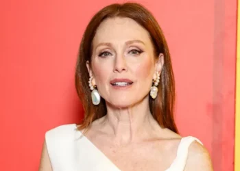 Julianne Moore está en ‘gran shock’ después de que su libro fuera prohibido por la Administración Trump