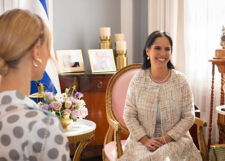 CEO de Miss Mundo y actual reina de belleza del certamen se reúnen con Primera Dama de El Salvador y discuten temas sobre niñez y la mujer