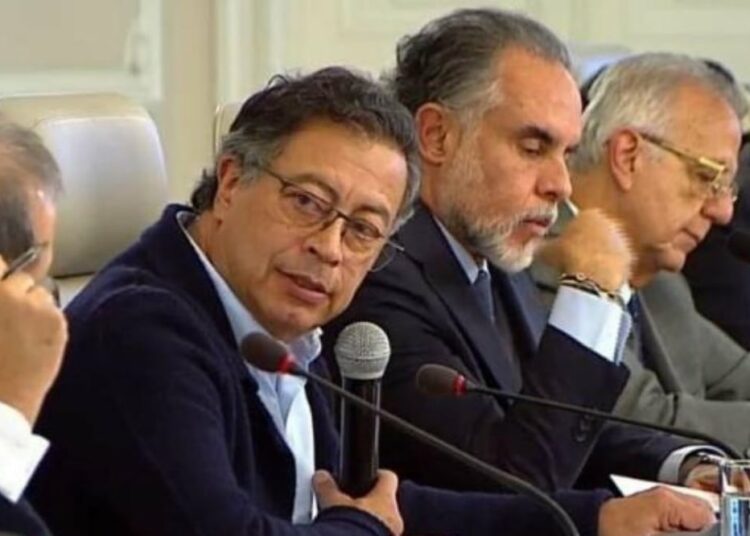 Presidente de Colombia solicita la renuncia de sus ministros por no cumplir con los compromisos con el pueblo