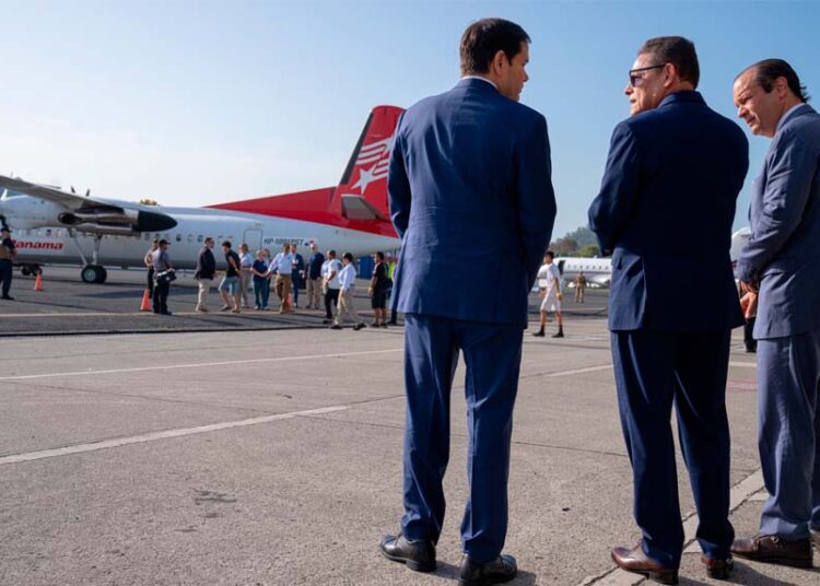 Secretario de Estado de EE. UU. supervisa despegue de vuelo con migrantes colombianos deportados desde Panamá