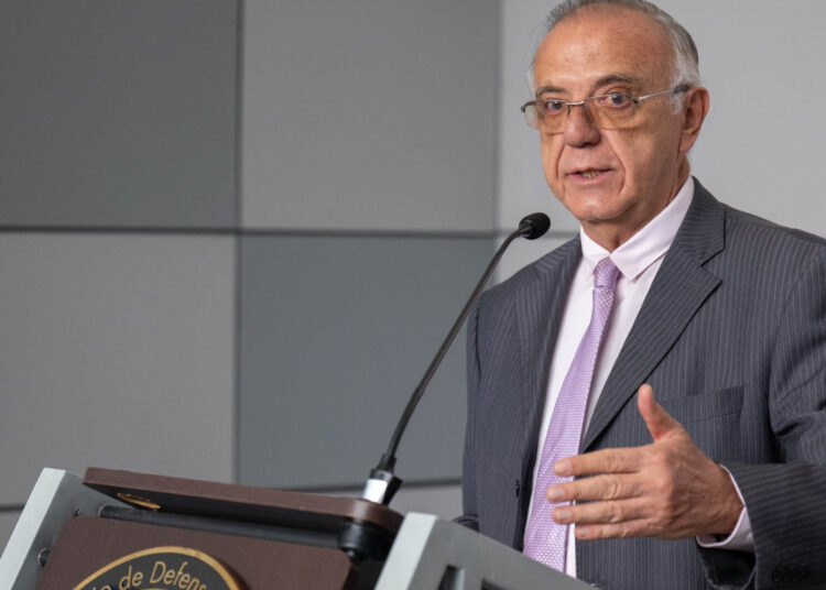 Colombia: Dimite el único ministro que permaneció con Petro desde su posesión