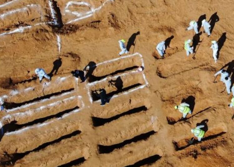 Encuentran dos fosas comunes con casi 50 cadáveres en Libia