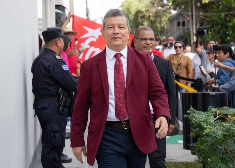 «Chino» Flores denuncia irregularidades en la transición de liderazgo en el FMLN
