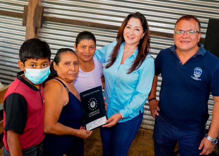 Mujeres cabezas de hogar, discapacitados y personas que reciben remesas podrán optar a un crédito de hasta $40 mil para vivienda