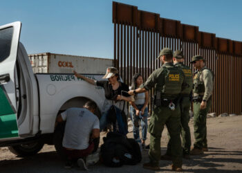 EE.UU. reporta mínimo diario de cruces fronterizos