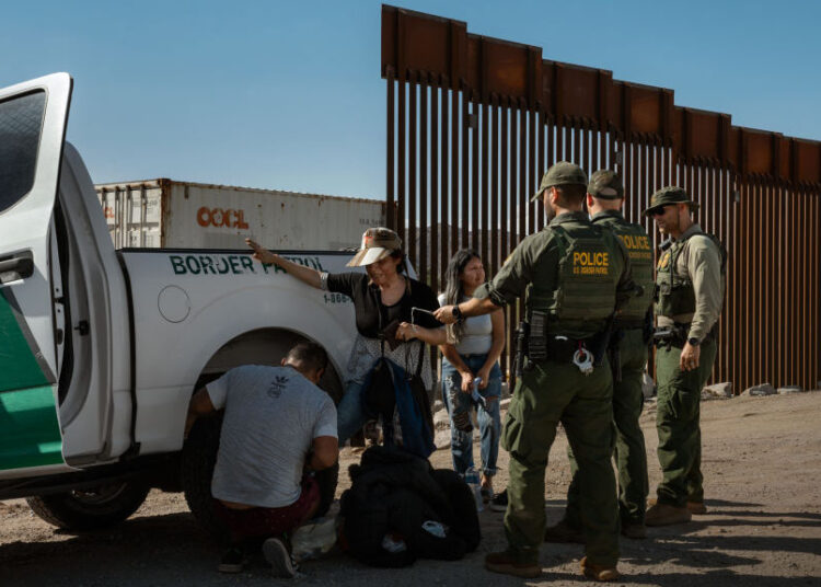 EE.UU. reporta mínimo diario de cruces fronterizos