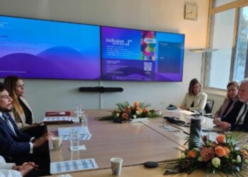 Ulloa se reúne con CEO de Philip Morris en Suiza en busca de reducir la brecha digital con internet gratuito en parques