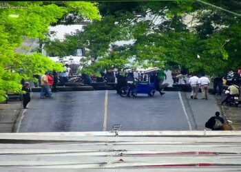 Guatemaltecos bloquean accesos a frontera las Chinamas por mal estado de la carretera