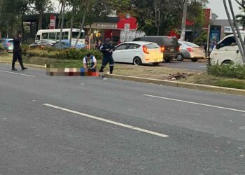 Mujer fallece tras ser embestida por vehículo sobre Bulevar de Los Héroes