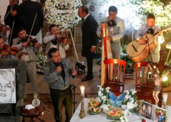 Despiden a Paquita la del Barrio a lo grande, arman fiesta en plena calle