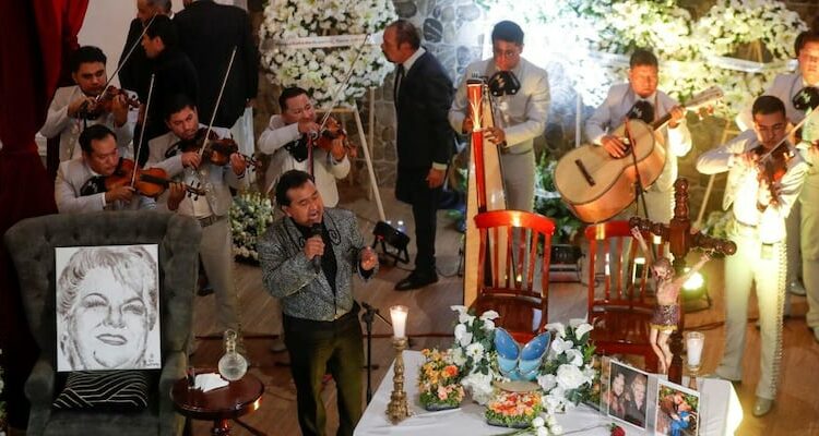 Despiden a Paquita la del Barrio a lo grande, arman fiesta en plena calle