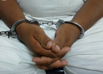 Hombre se buscó problemas legales por acosar a su vecina en Santa Ana, y ahora está preso