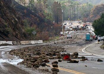 Tormentas en Los Ángeles provocaron deslaves en áreas afectadas por incendios