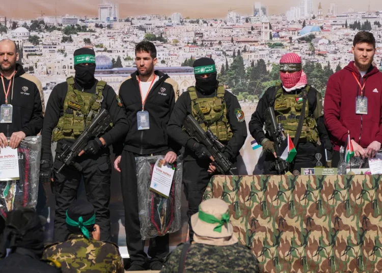 Hamás libera a tres rehenes israelíes en Gaza