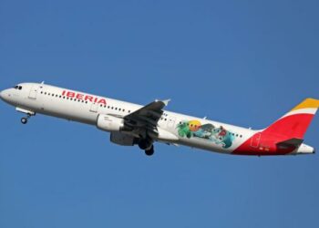 Caos en un vuelo de Iberia París-Madrid: un pasajero agrede a un azafato y se tira al vacío antes el despegue