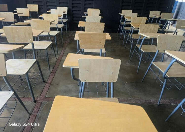 Gobierno entrega nuevos pupitres al Instituto Nacional de Usulután como parte de la reforma educativa