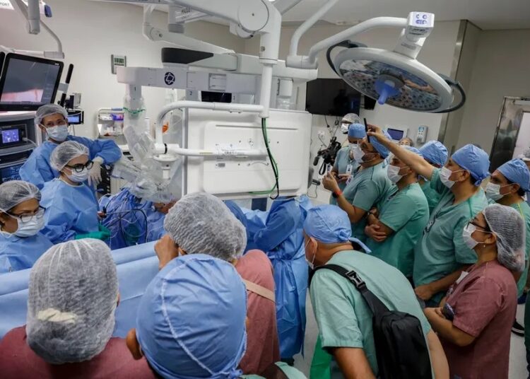 Médicos de Latinoamérica se capacitan en Brasil para extender técnica de cirugía robótica a la región