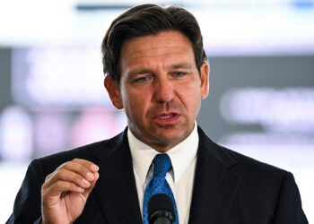 El gobernador DeSantis firmó leyes migratorias más duras para Florida, incluida la pena de muerte