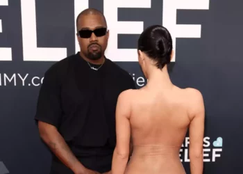 Kanye West arremete contra quienes critican el desnudo de su esposa Bianca Censori en los Grammy