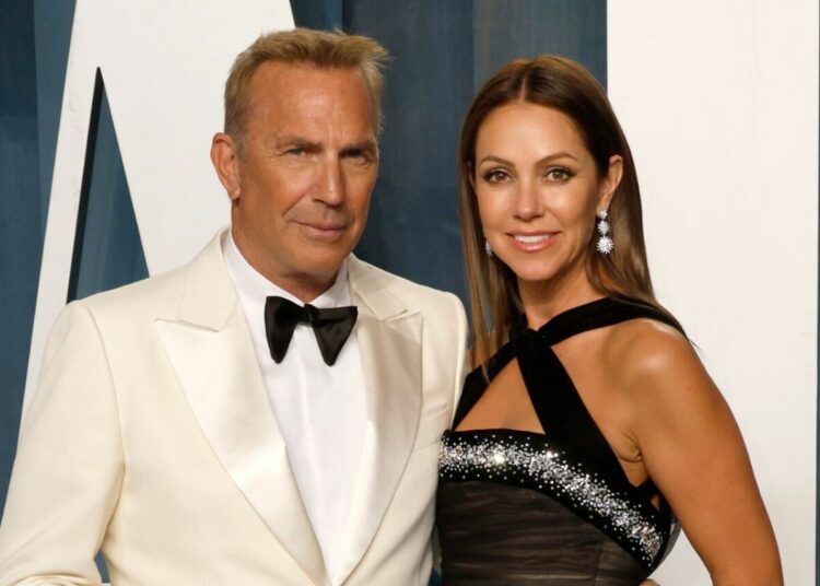 Exesposa de Kevin Costner y su mejor amigo anuncian compromiso matrimonial