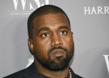 Actores judíos critican a Kanye West tras comentarios antisemitas y venta de camiseta con esvástica