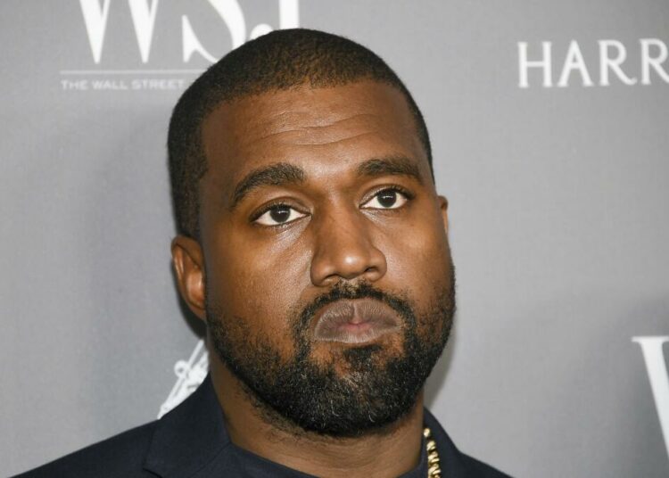 Actores judíos critican a Kanye West tras comentarios antisemitas y venta de camiseta con esvástica