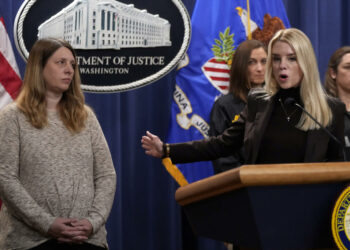 Fiscal General de EEUU demanda a Nueva York por permitir a migrantes obtener licencias de conducir