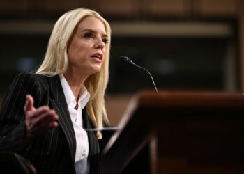 Fiscal general de EE.UU. solicita pena de muerte a migrantes ilegales con delitos graves