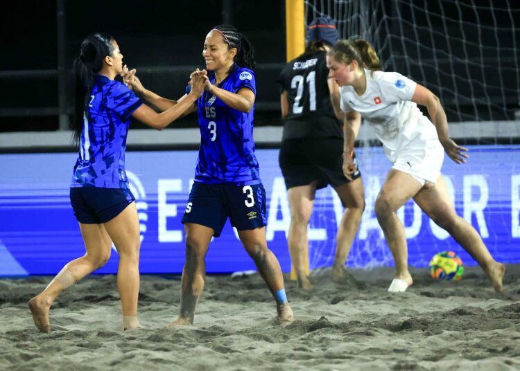 El Salvador derrotó 6-5 a Suiza en Beach Soccer Cup 2025 y es líder invicto