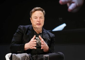 Musk explica por qué se debería cerrar Voz de América