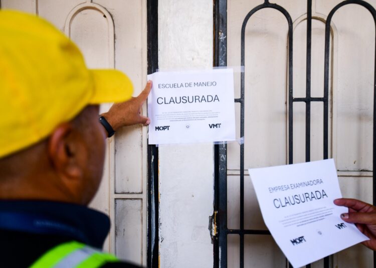Afectados por examinadoras clausuradas debido a fraude en licencias de conducir recibirán una devolución