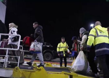 Miles de griegos están evacuando la isla de Santorini ante enjambre sísmico