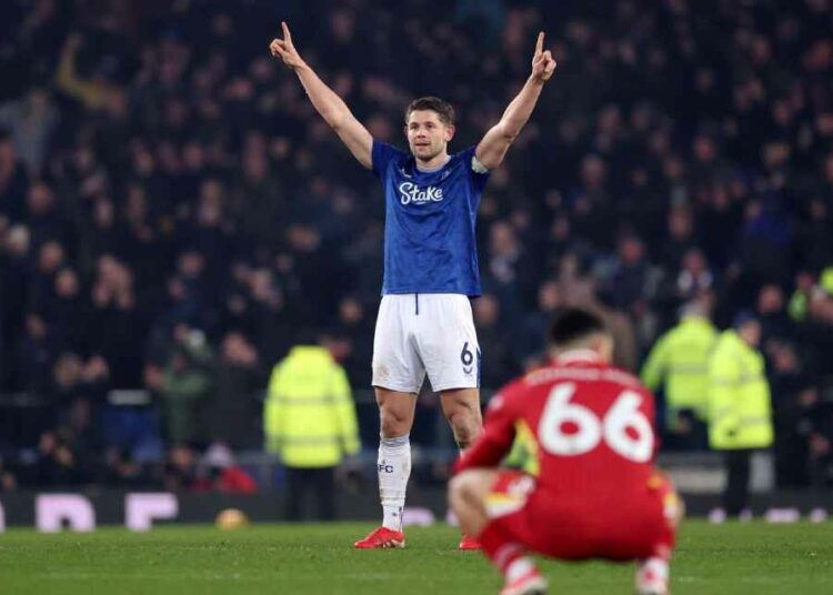 Liverpool y Everton empatan 2-2 en intenso derbi