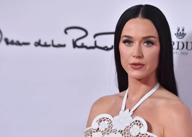 Katy Perry, duramente criticada por exigir millones a un veterano de 85 años en estado crítico