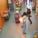 (VIDEO) Celular explota en el bolsillo de una mujer mientras hace compras