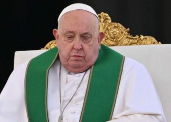 El Vaticano informó que el papa Francisco presentó una insuficiencia renal leve y sigue en estado crítico