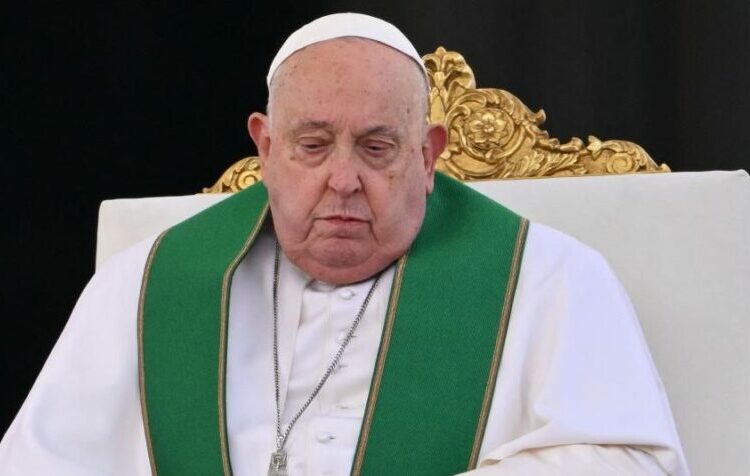 El Vaticano informó que el papa Francisco presentó una insuficiencia renal leve y sigue en estado crítico